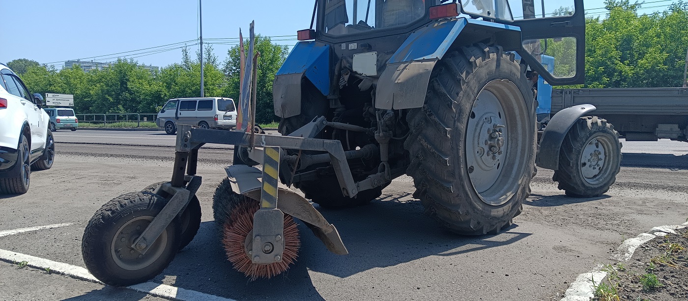 Услуги трактора с щеткой МТЗ в Закаменске